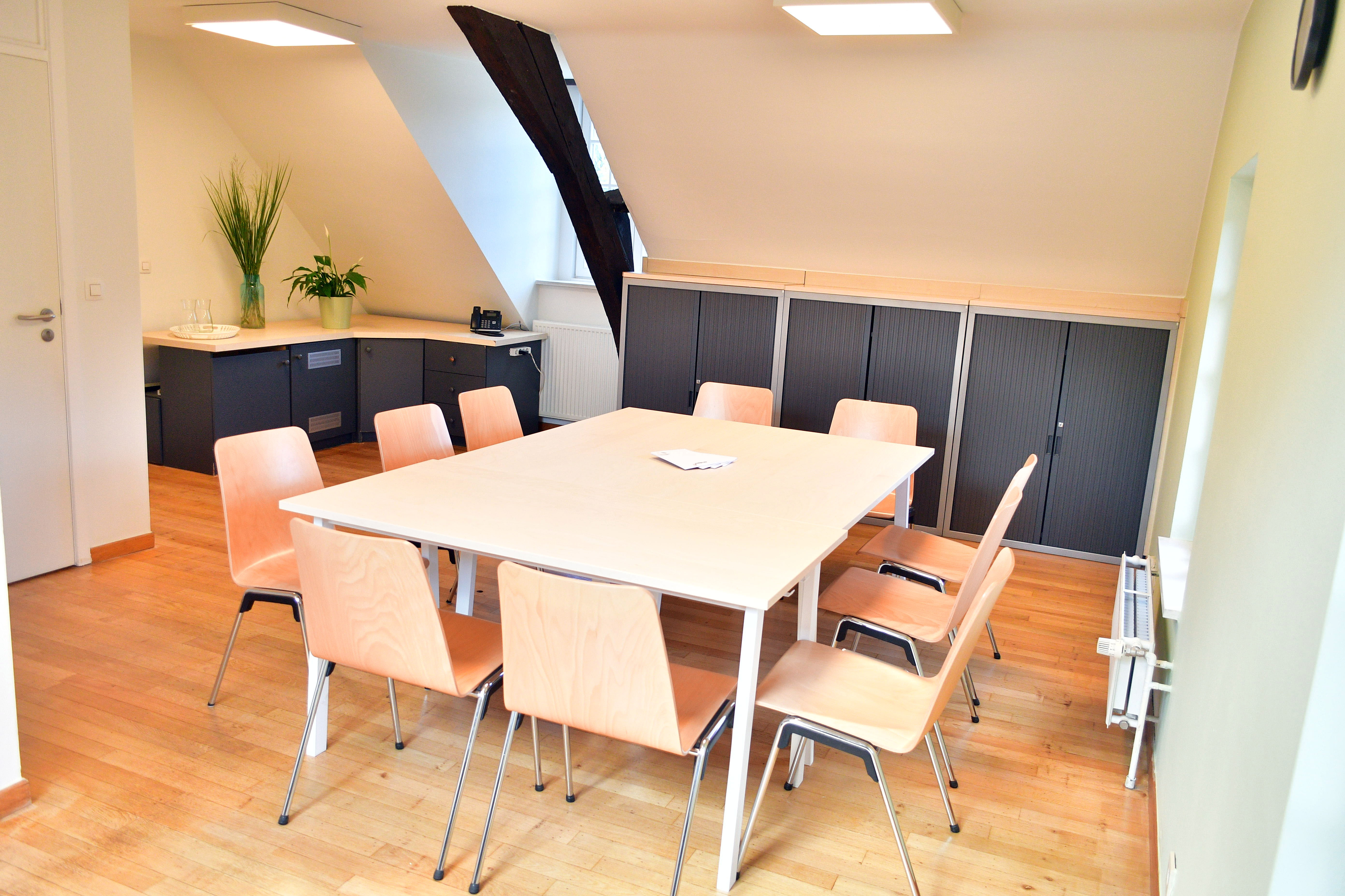 aralea-lokaalverhuur-zaal-berk-tafel.JPG