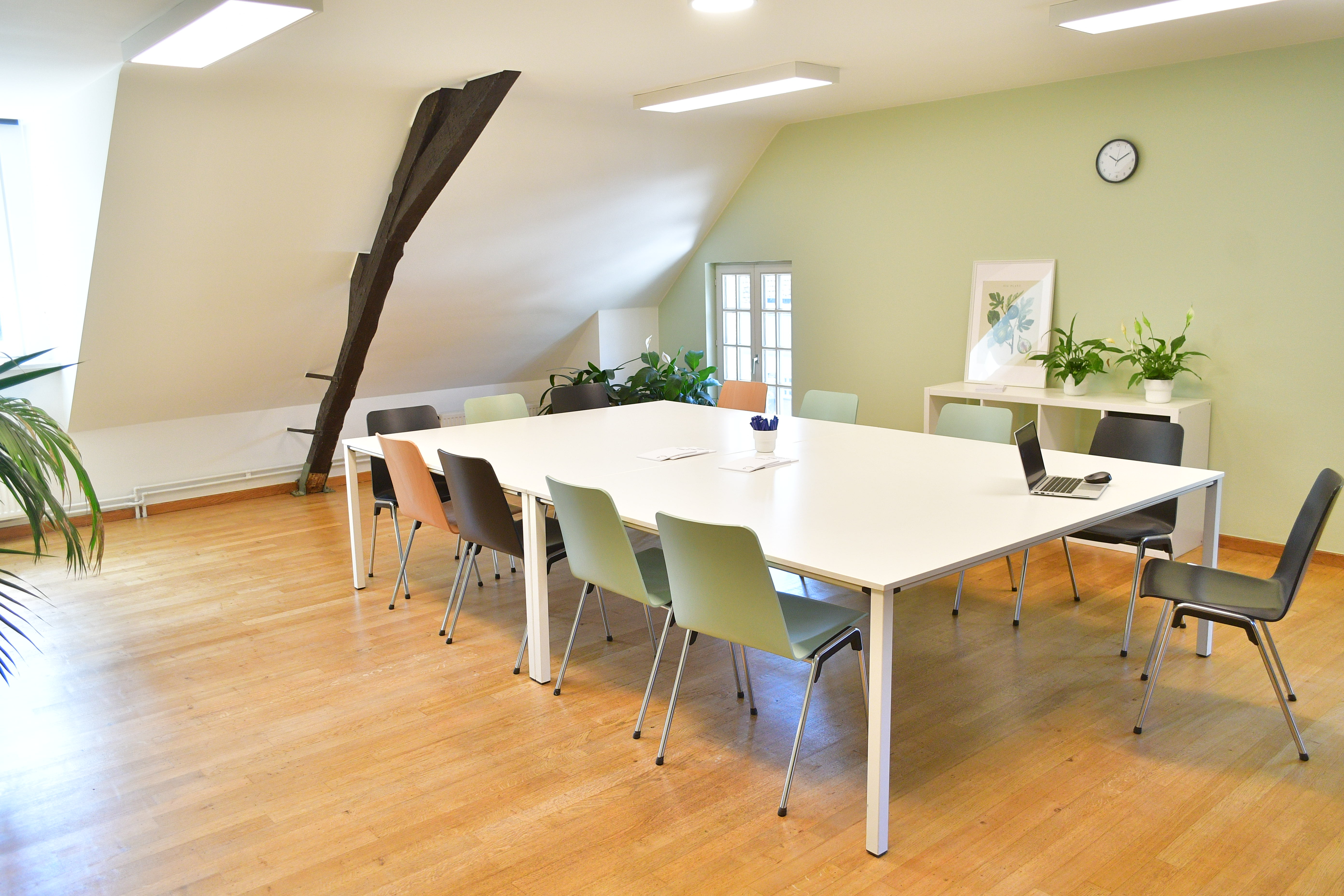 aralea-lokaalverhuur-zaal-kastanje-tafel5.JPG
