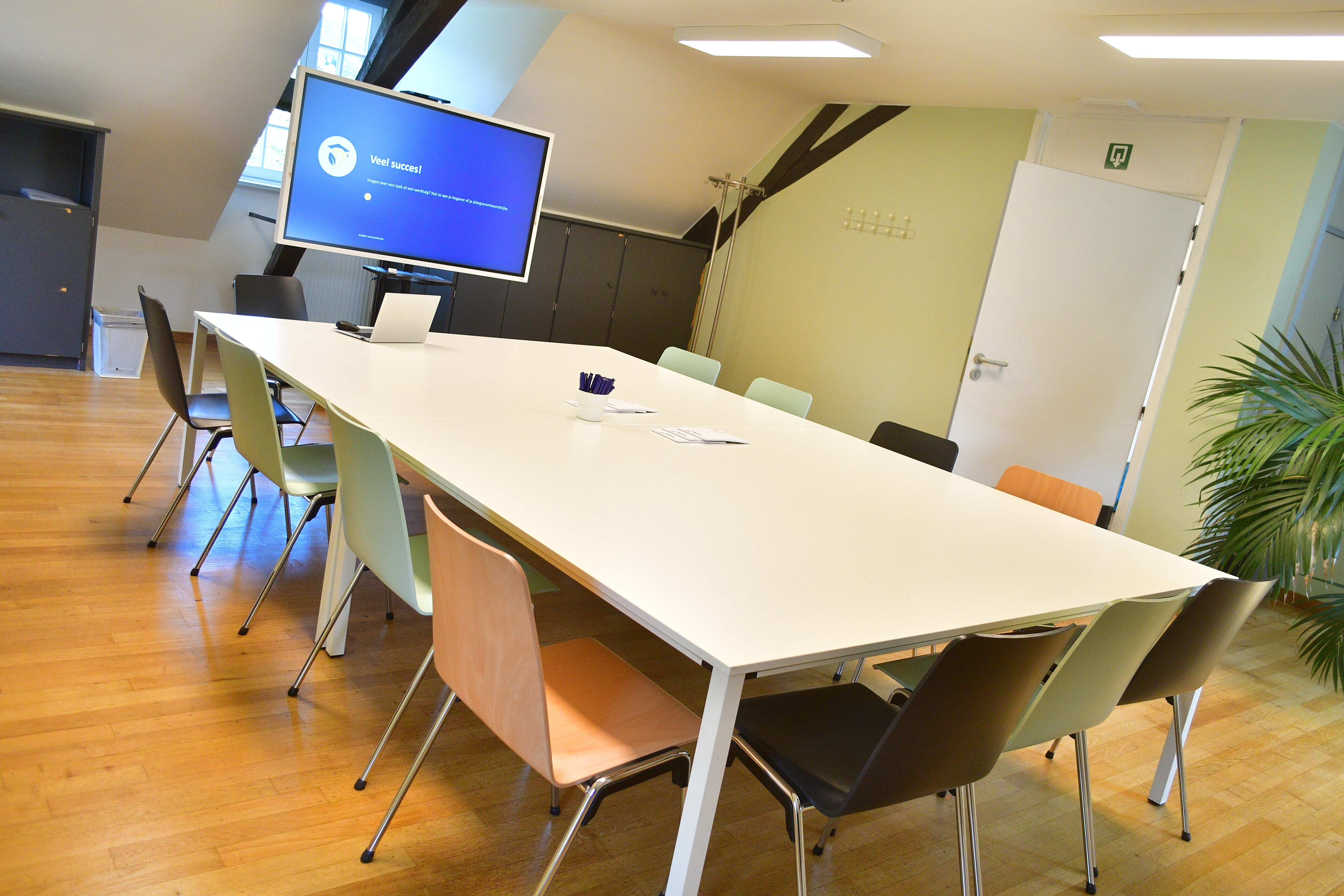 aralea-lokaalverhuur-zaal-kastanje-vergadertafel.JPG