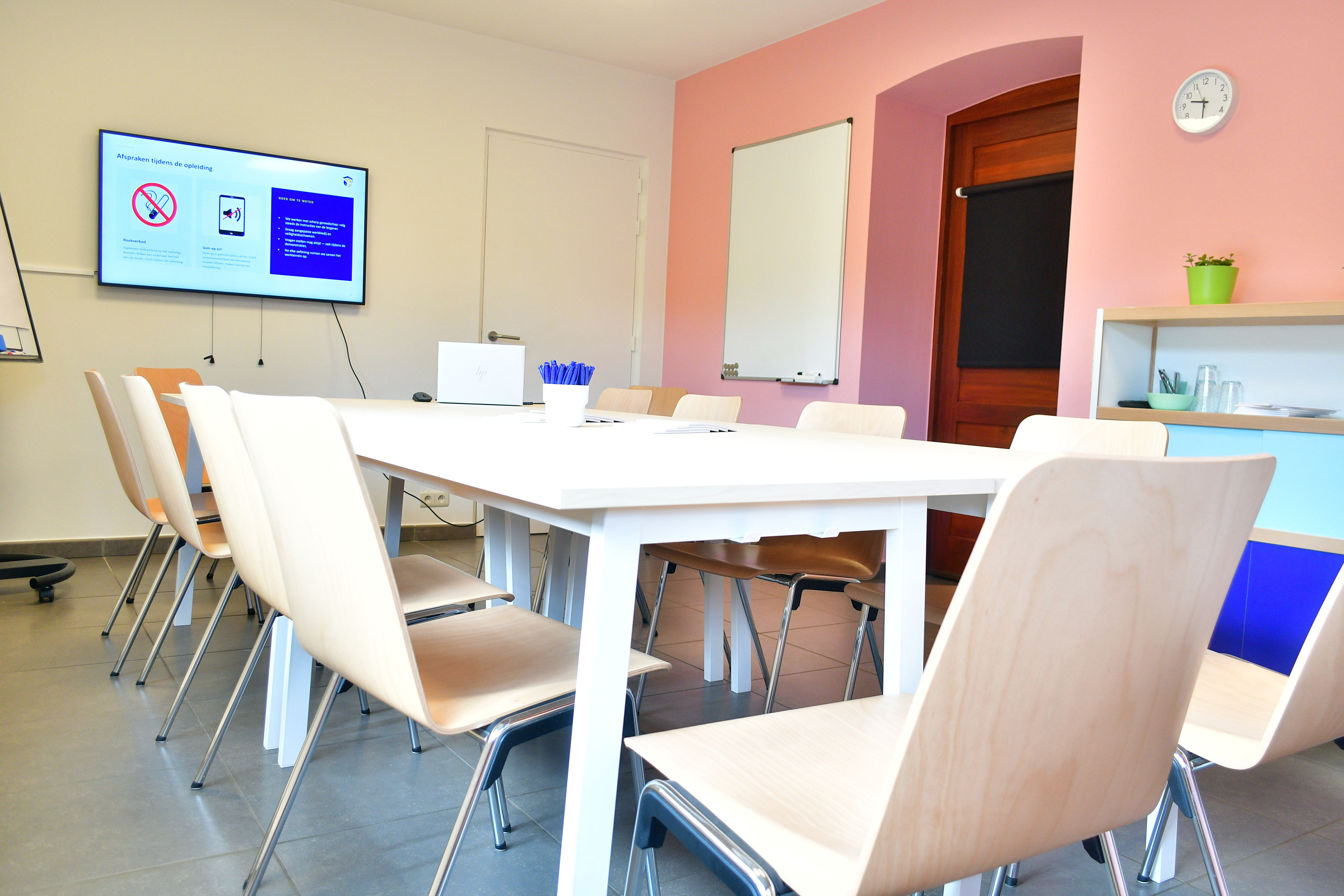 aralea-lokaalverhuur-zaal-meidoorn-tafel-2.JPG