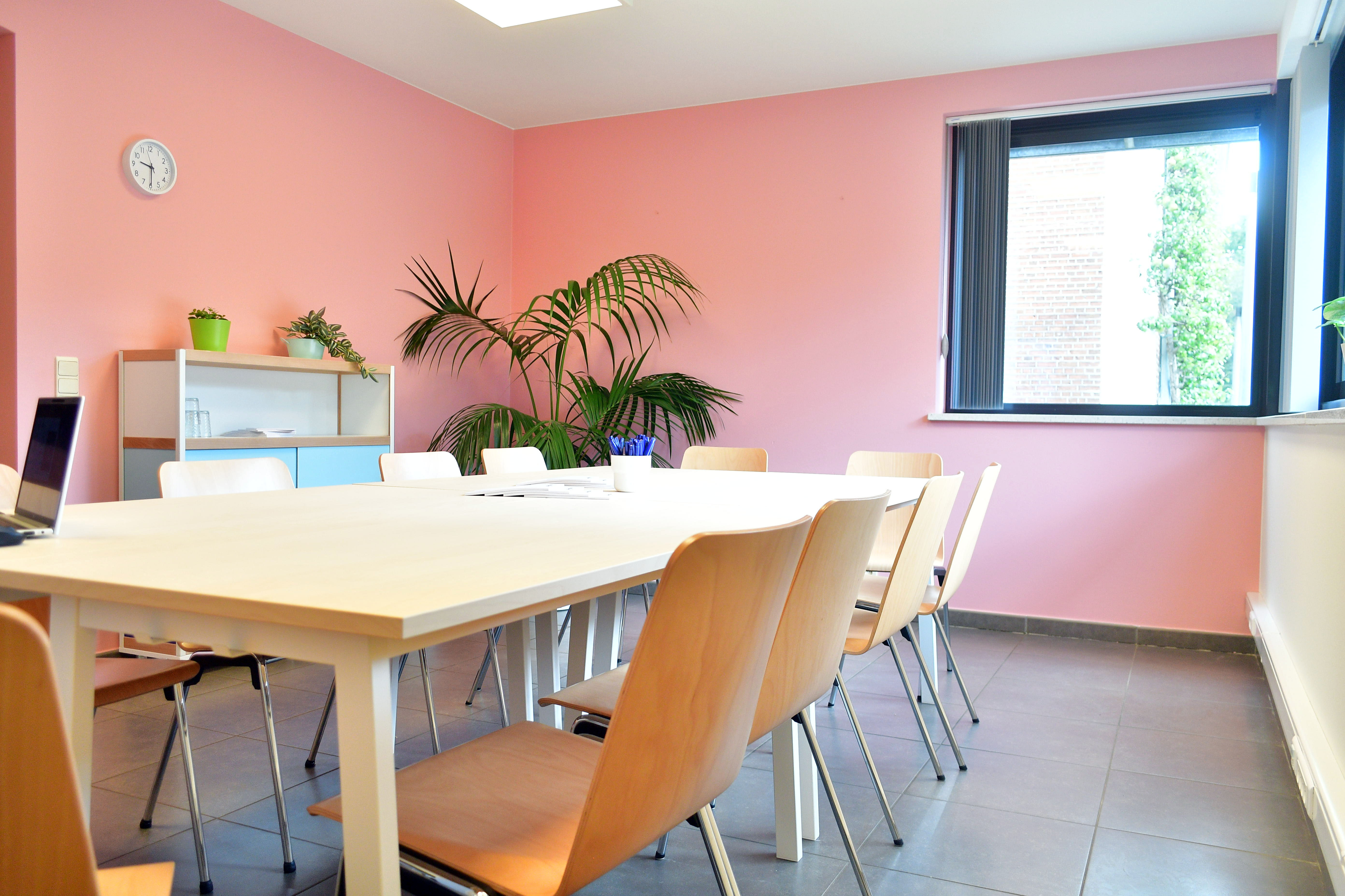 aralea-lokaalverhuur-zaal-meidoorn-tafel-hoek.JPG