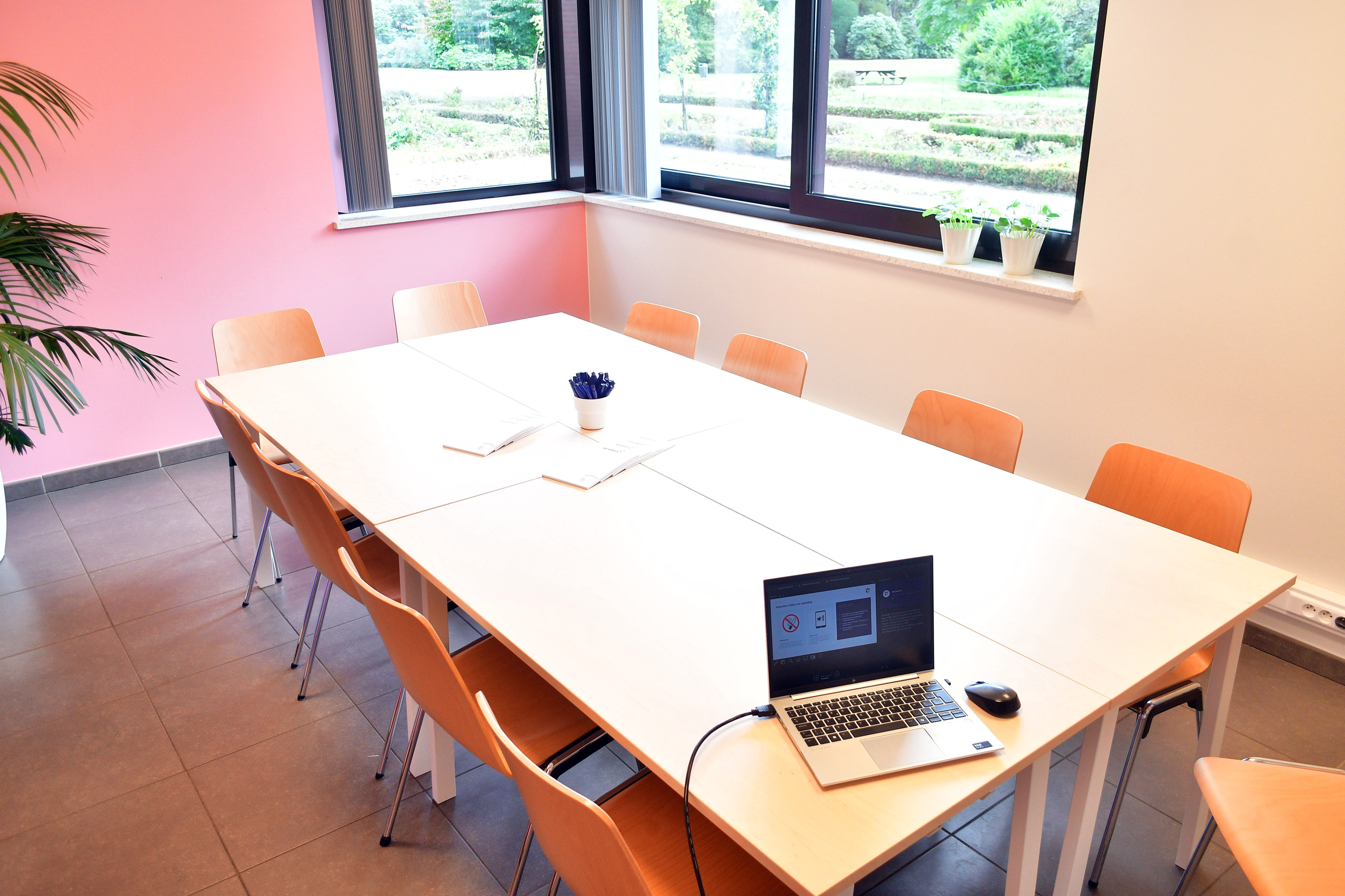 aralea-lokaalverhuur-zaal-meidoorn-tafel-top.JPG