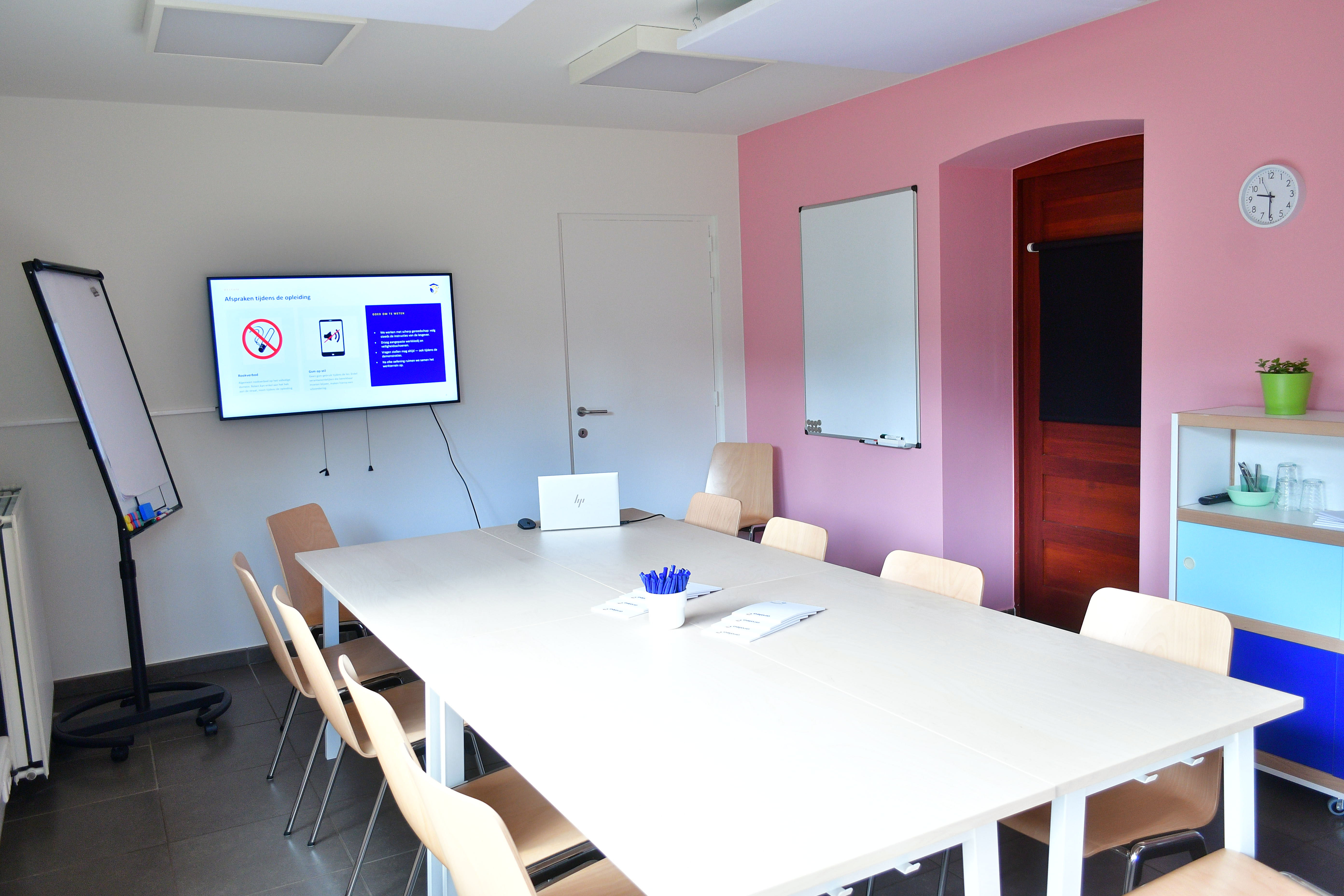 aralea-lokaalverhuur-zaal-meidoorn-tafel.JPG