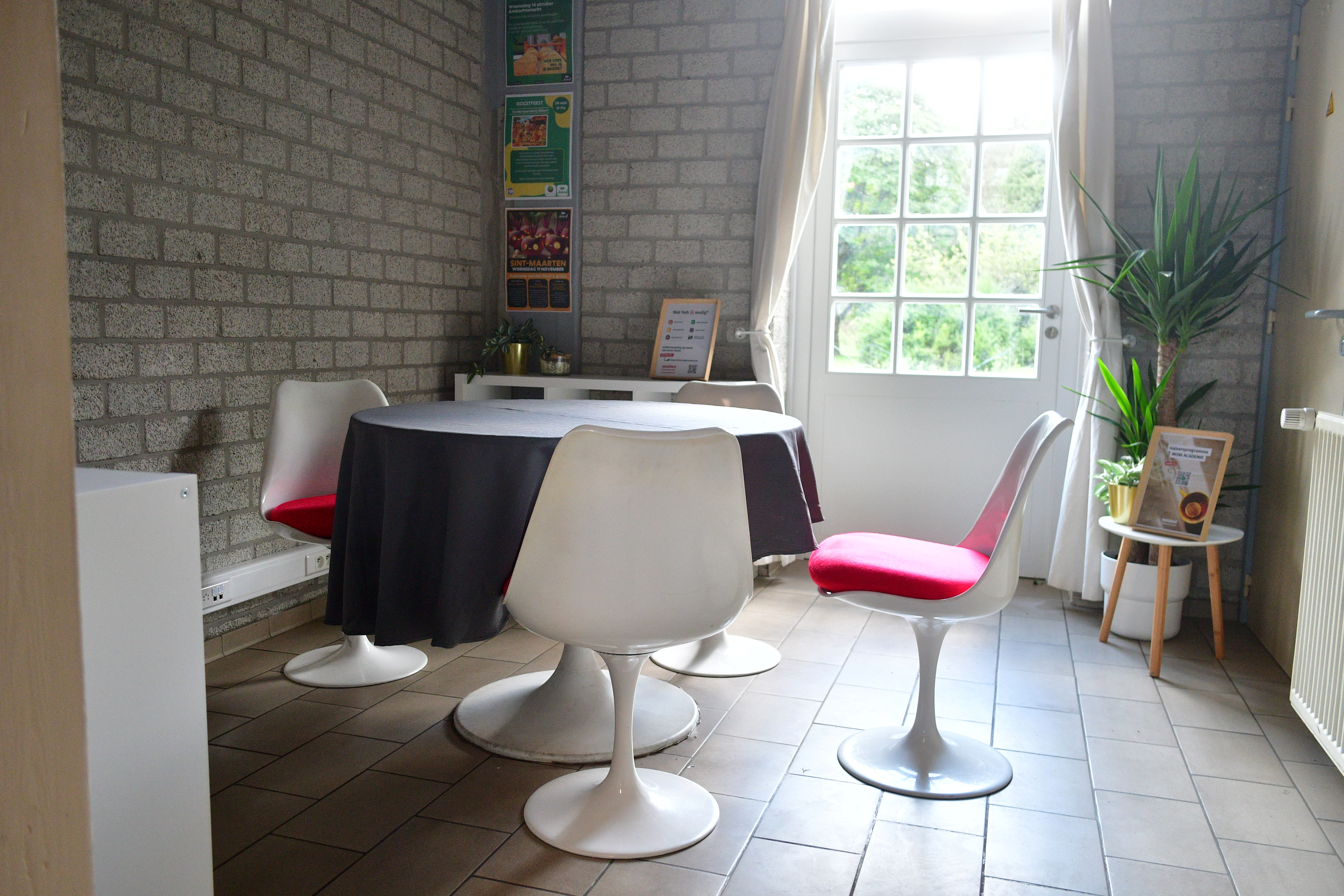 aralea-lokaalverhuur-zaal-iep-stoelen.JPG